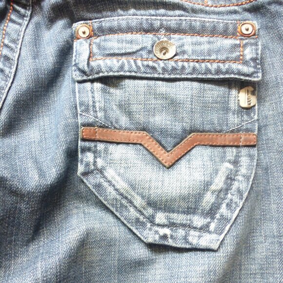 GUESS premium denim dark wash "Pasadena" straight leg button fly jeans - Picture 10 of 16